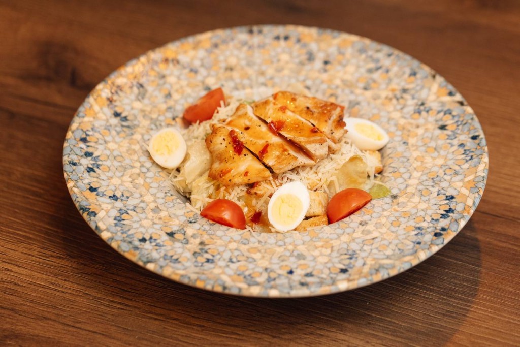 Салат Цезарь с курицей