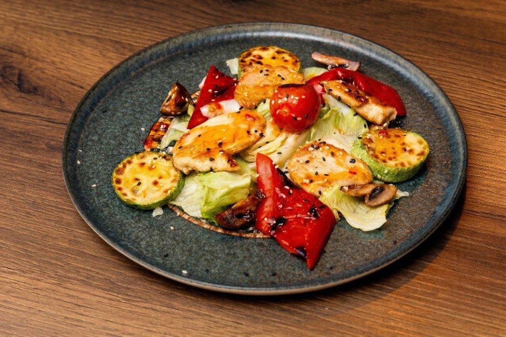 Теплый салат с курицей