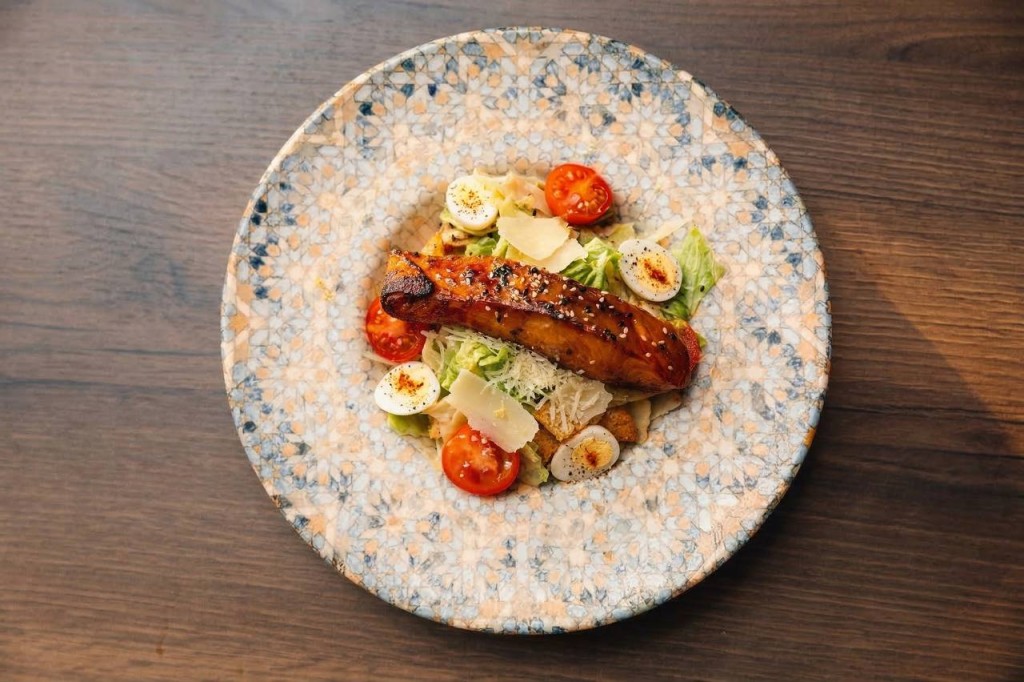 Салат Цезарь с лососем